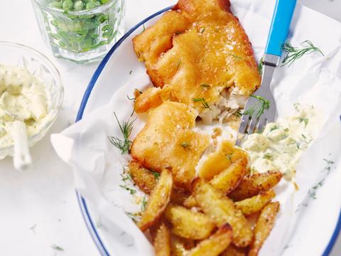 Fish en chips met erwtjes en tartaar