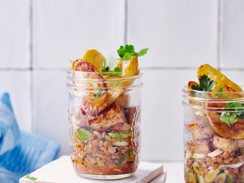 Aardappelsalade met linzen, sojasaus, miso en tofoe