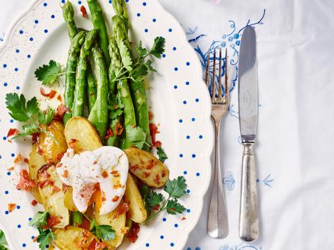 Asperges met krieltjes, gedroogde ham en een gepocheerd eitje
