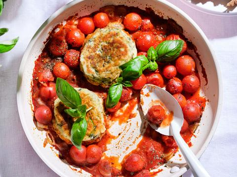 Balletjes van schapenplattekaas en spinazie in tomatensaus