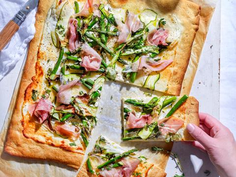 Pizza bianca met schapenkaas en groene asperges