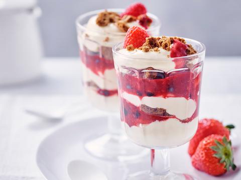 Glaasjes met speculaas, rood fruit en mascarpone