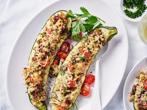 Gevulde courgettes met gehakt en kerstomaten