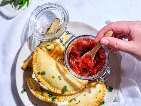 Empanada's van schapenkaas met chutney