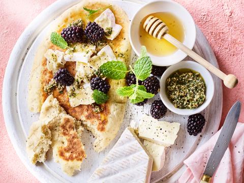 Flatbread met bramen en brie