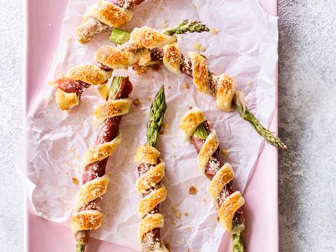 Bladerdeegstengels met groene asperges en prosciutto