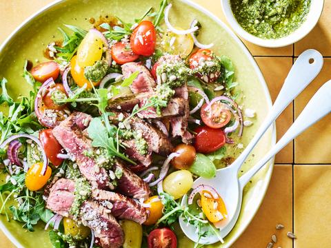tagliata van filet pur met kerstomatensalade en rucolapesto