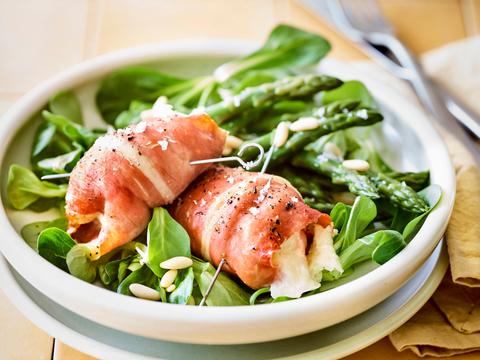 kalkoeninvoltini met groene asperges