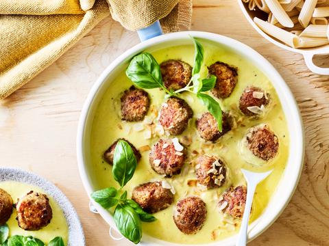 gehakt-champignonballetjes met gelepaprikasaus en speltpasta