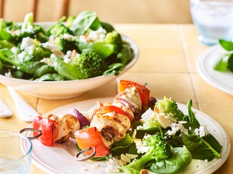 kipspiesjes met spinazie-broccolisalade