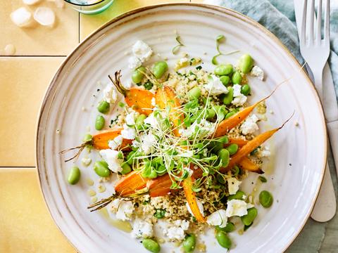 volkorencouscous met gegrilde jonge wortelen en geitenkaas