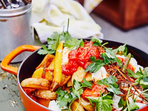 Smoky tomatensaus met aardappelwedges en burrata