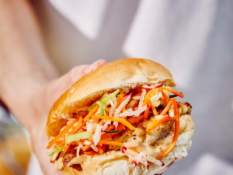 Kipburger met pindamayonaise en gepekelde groenten