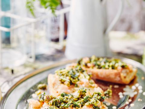 Pizzabroodje met scampi’s, knoflookboter en pistachepesto