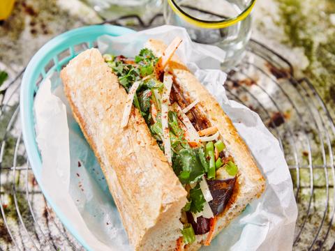 Broodje aubergine met koolsalade