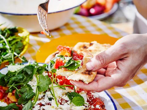 Homemade naanbrood met tomatendip