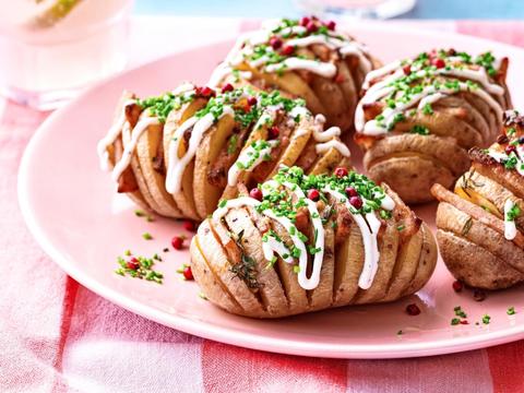Hasselback aardappelen met cervelaatworst en kaassaus