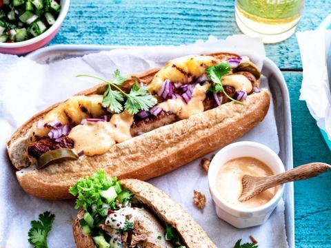 hotdogs met chipolata en gegrilde ananas