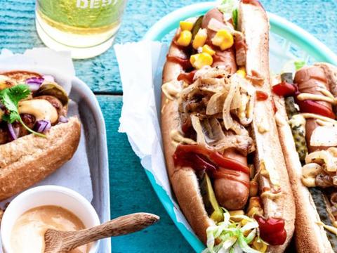 Hotdogs met knakworst en augurk