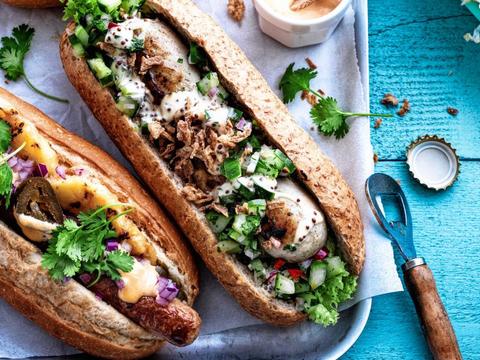 Hotdog met witte pens en pittige komkommersalsa