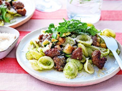 Pastasalade met venkelworst, rucolapesto en courgette