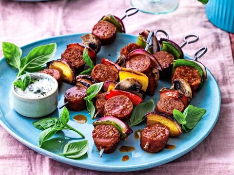 Spiesjes met chorizo en knoflook-bieslooksaus