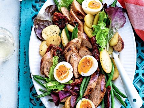 Salade niçoise met kippenworst