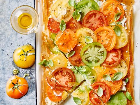 Filotaart met een laagje gekruide mascarpone en gekleurde tomaten