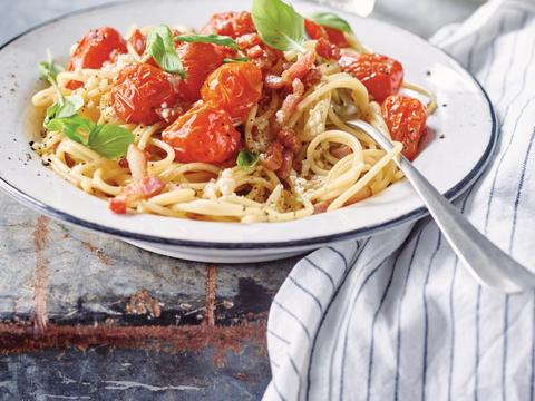 Pasta carbonara met ovengepofte kerstomaatjes en spek