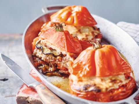 Griekse tomaten gevuld met gehakt, aubergine en yoghurtsaus