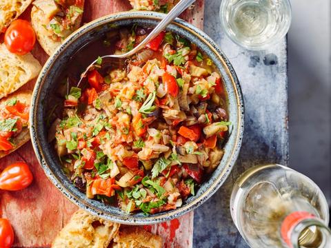 Caponata met aubergine en knoflookbroodjes