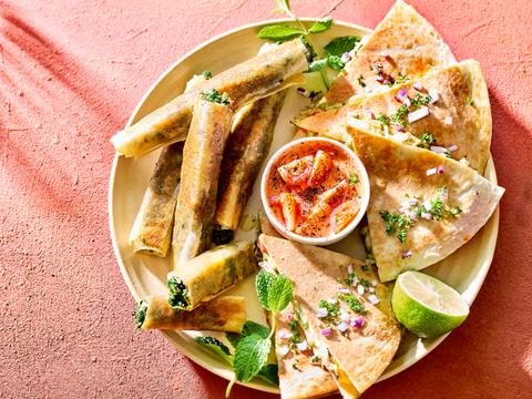 Quesadilla’s met pulled chicken, mozzarella en avocado