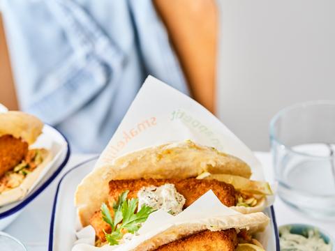 Pitaflapjes met fishsticks, koolsla en kruidendip