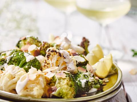Geroosterde bloemkool en broccoli met amandelen en tahindressing