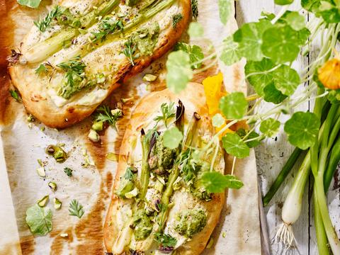 Pinsa's met lente-ui en pesto van wortelloof en pistaches