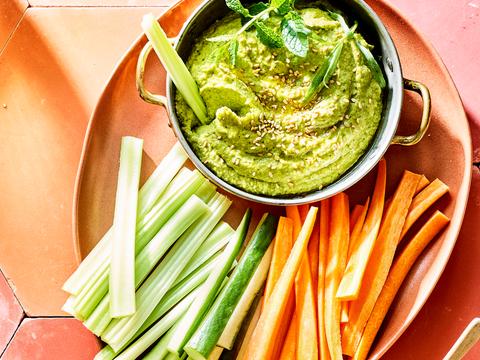 Erwtenhummus met groentestengels