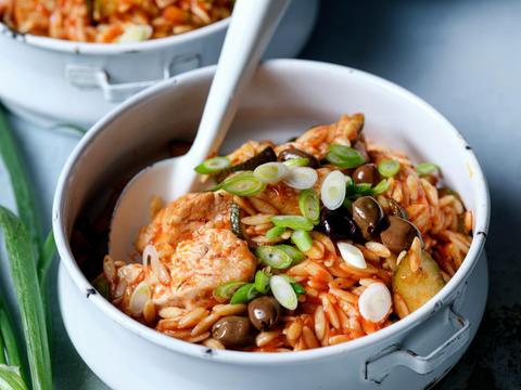 Kipstoofpotje met Griekse pasta, courgette en lente-ui