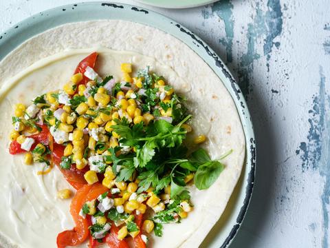 Wraps met geroosterde paprika en feta-maïssalsa