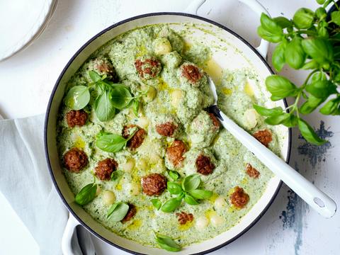 Eenpansgerecht met broccoli-kruidensaus, gnocchi en veggieballetjes