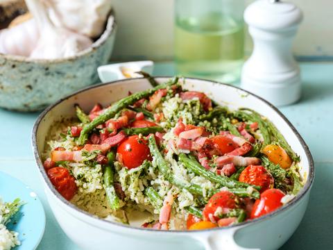 Rijstovenschotel met pesto, kerstomaatjes, boontjes en spek