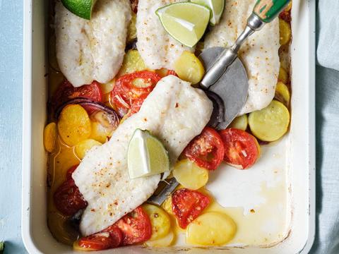 Visovenschotel met aardappel en tomaat