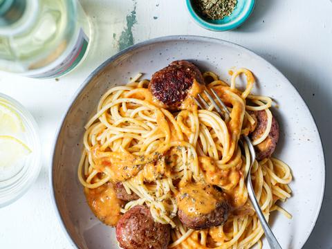 Pasta met balletjes in paprikaroomsaus