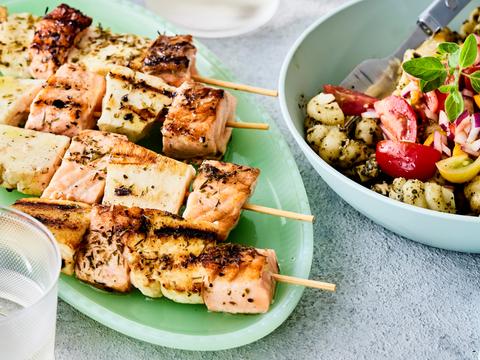 Zalm-halloumi­spiesjes met pasta pesto en gemarineerde tomaatjes