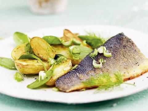 Gebakken forel met ovenaardappelen en dille 