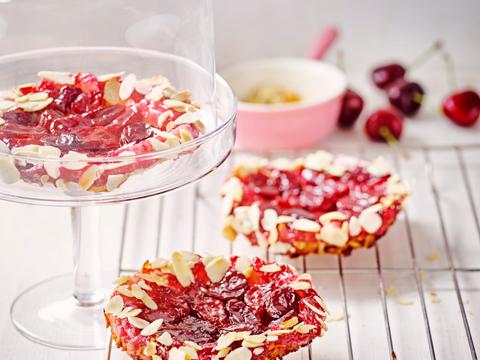 Mini-tarte tatins met kersen en amandelschilfers