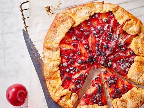 Galette met pruimen en blauwe besjes
