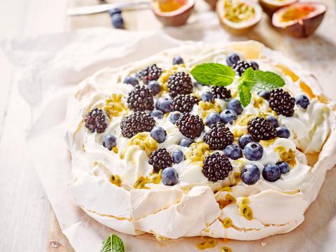 Pavlova met blauwe bessen, bramen en passievrucht