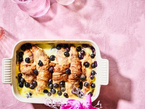 Broodpudding met croissants en blauwe bessen