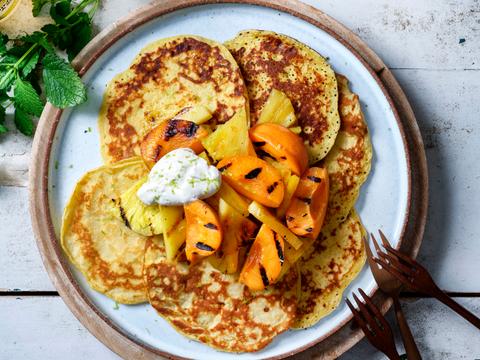 Limoenpannenkoekjes met ricotta en gegrild zomerfruit