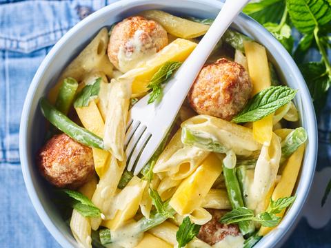 Pastasalade met balletjes, mango, currysaus en boontjes